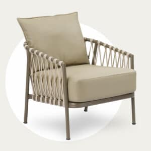 Poltrona Montana com estrutura de alumínio e revestida com Corda Náutica.